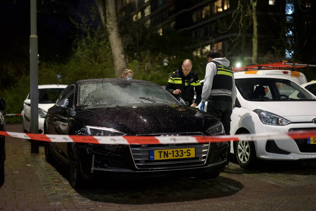 Plaats delict ingericht na explosie in geparkeerde auto