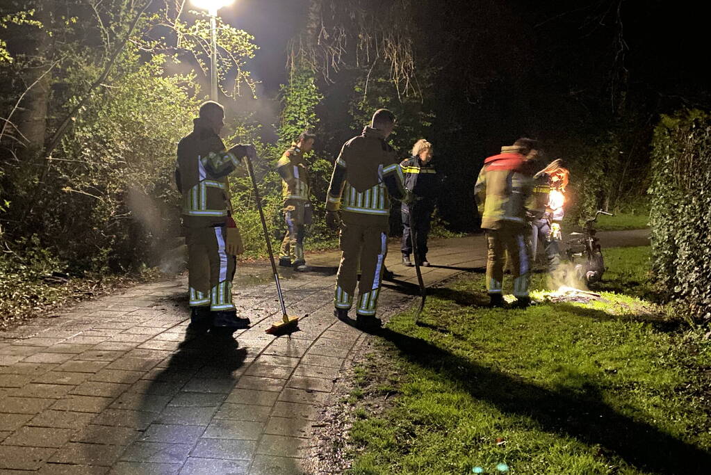Scooter brandt volledig uit in woonwijk