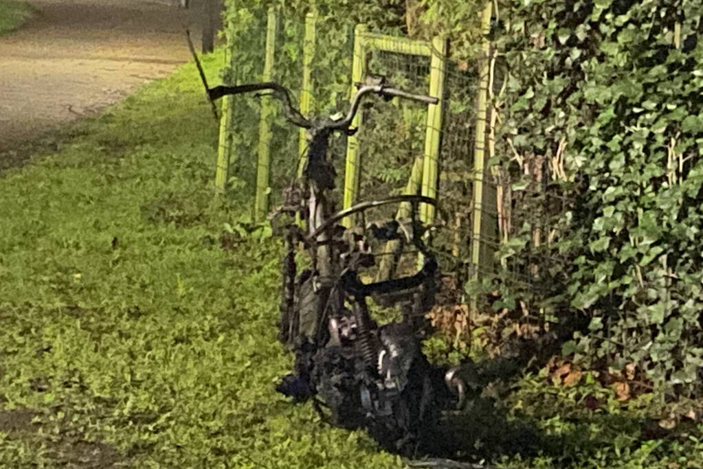 Scooter brandt volledig uit in woonwijk
