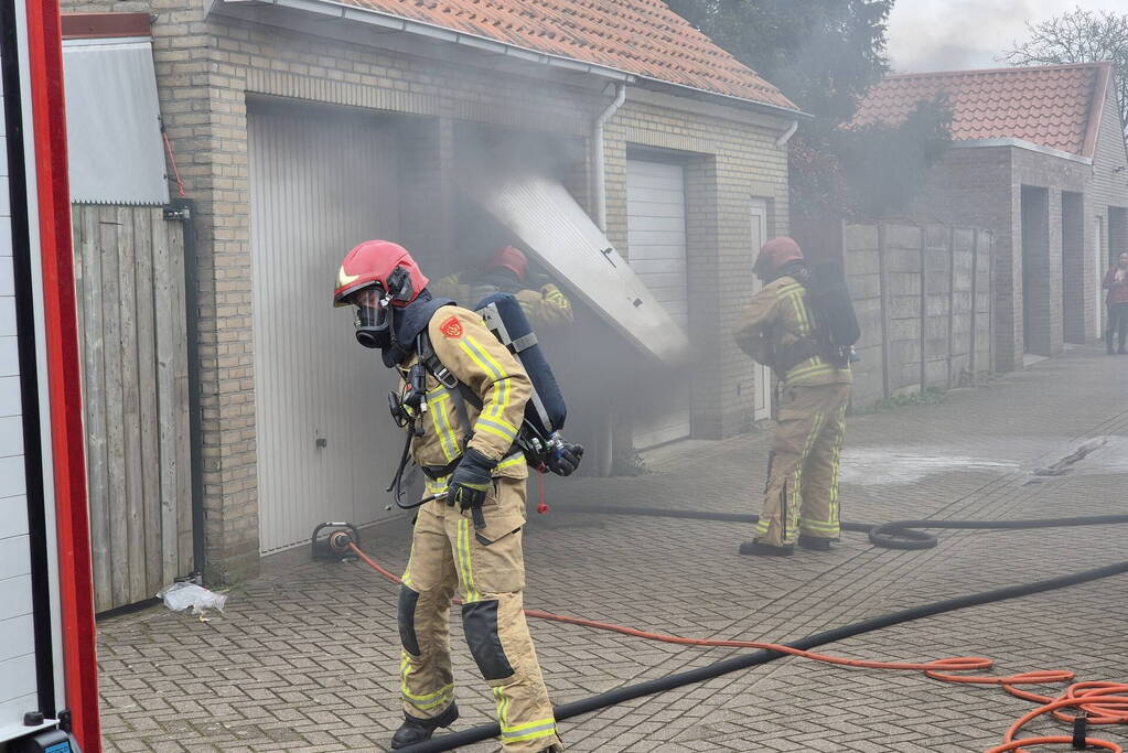 Acculader veroorzaakt kortsluiting en brand in garagebox