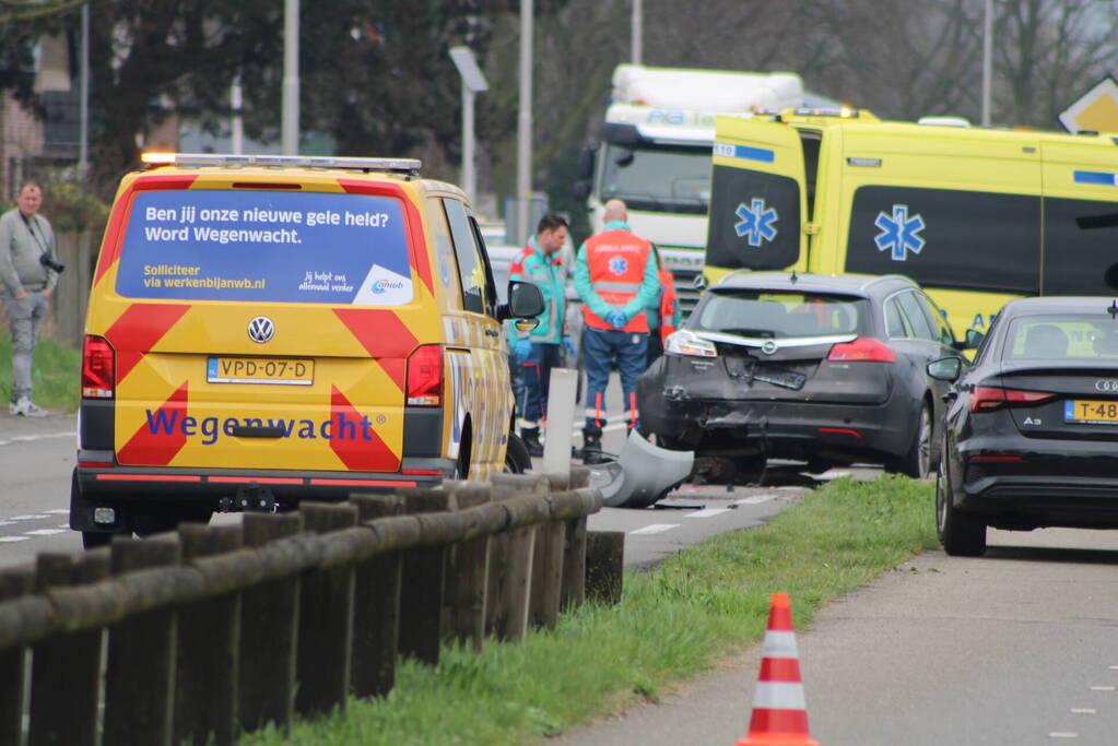 Meerdere auto's beschadigd bij kop-staartbotsing
