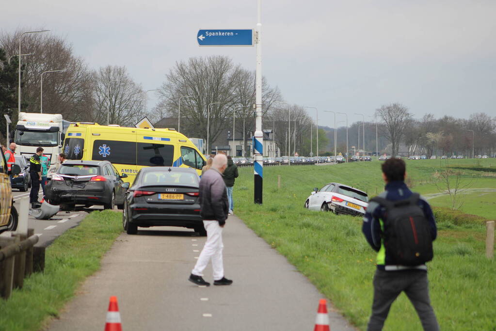 Meerdere auto's beschadigd bij kop-staartbotsing