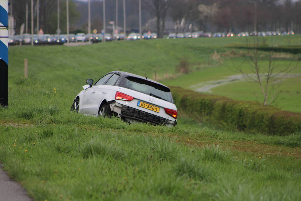 Meerdere auto's beschadigd bij kop-staartbotsing