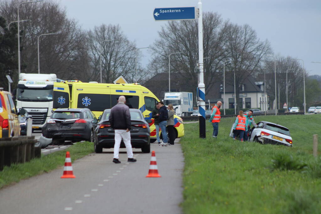 Meerdere auto's beschadigd bij kop-staartbotsing