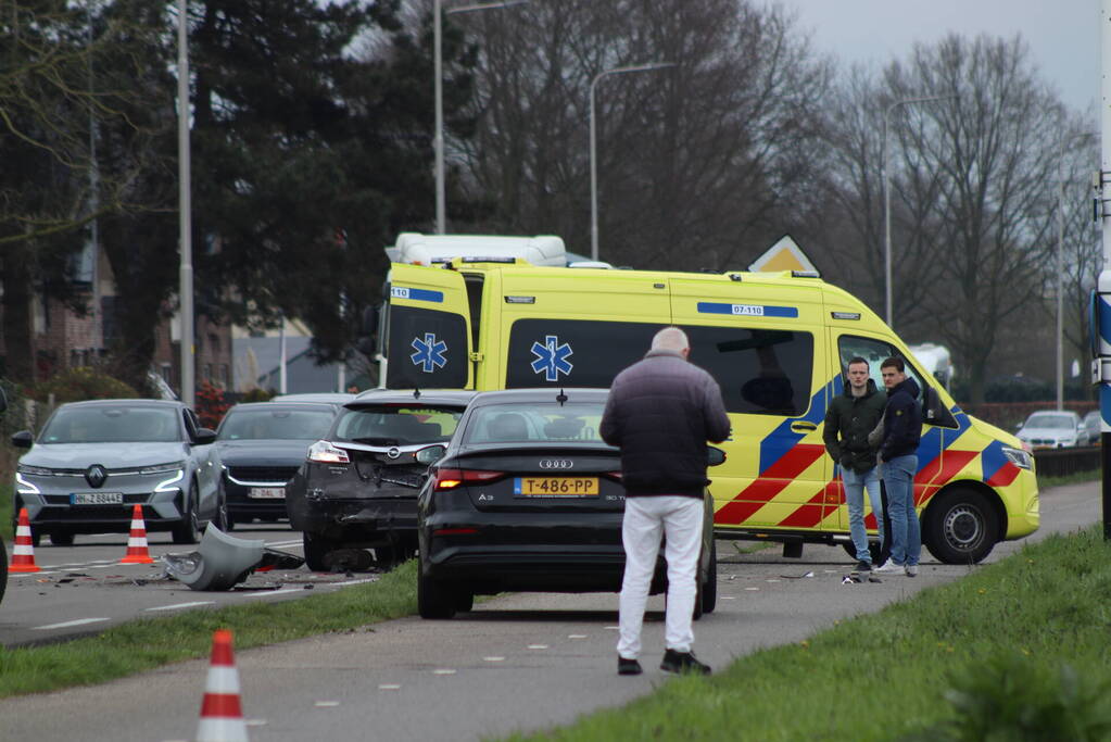 Meerdere auto's beschadigd bij kop-staartbotsing