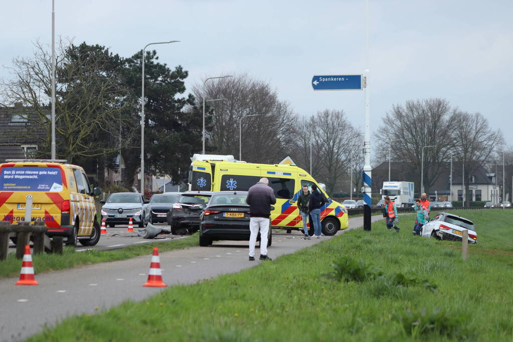 Meerdere auto's beschadigd bij kop-staartbotsing