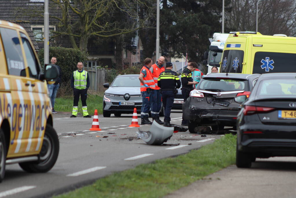 Meerdere auto's beschadigd bij kop-staartbotsing