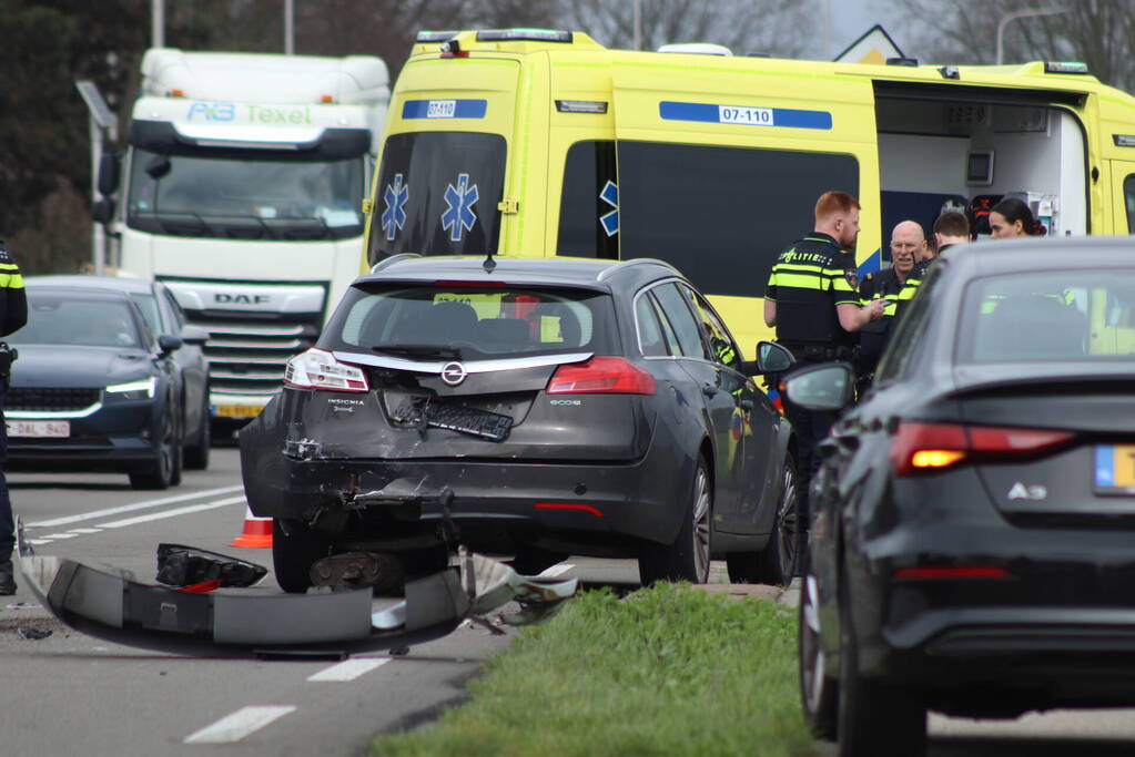 Meerdere auto's beschadigd bij kop-staartbotsing