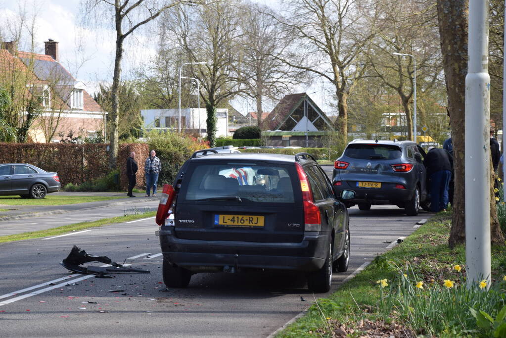 Flinke aanrijding tussen drie auto's