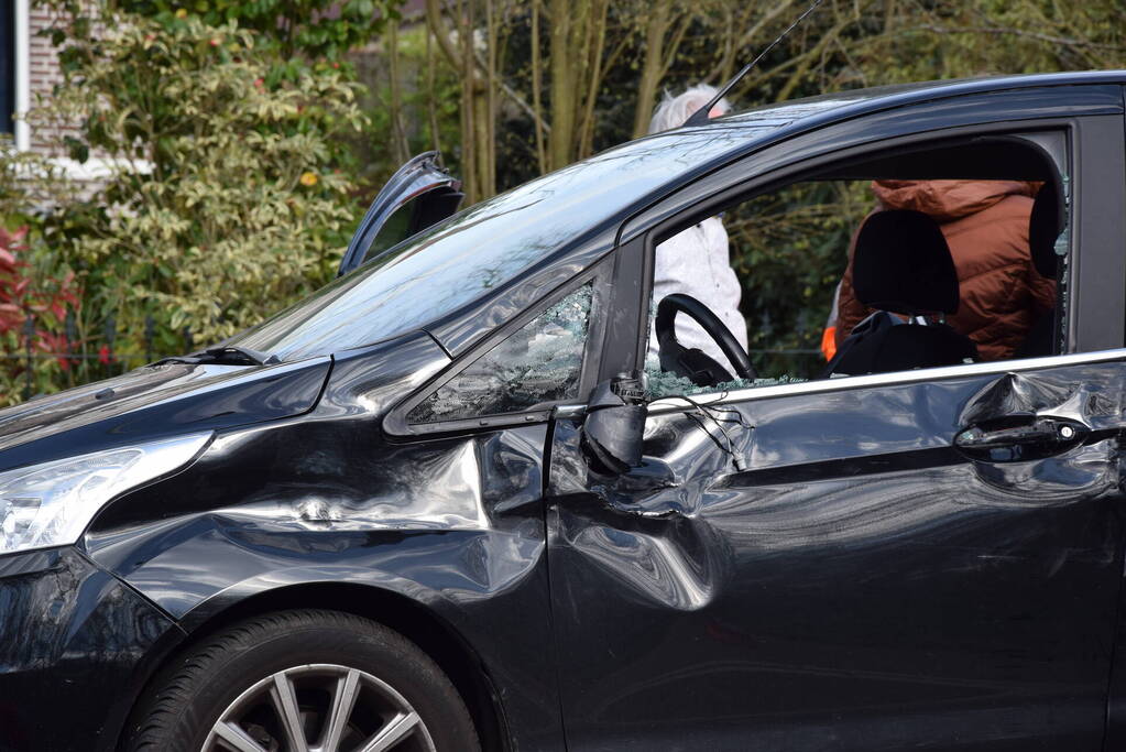 Flinke aanrijding tussen drie auto's