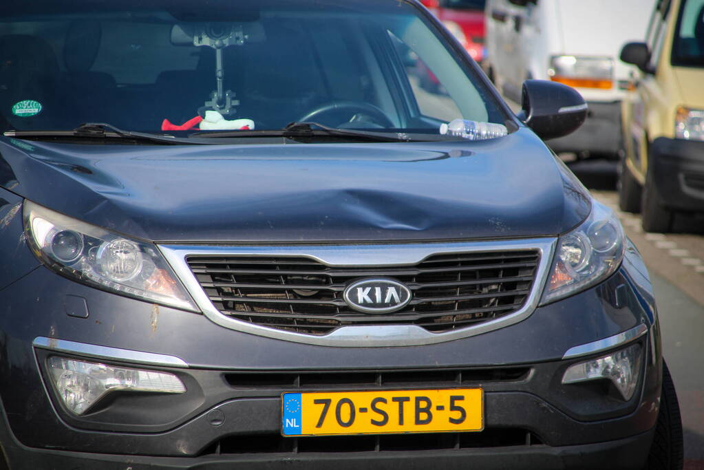 Fietser en automobilist in botsing