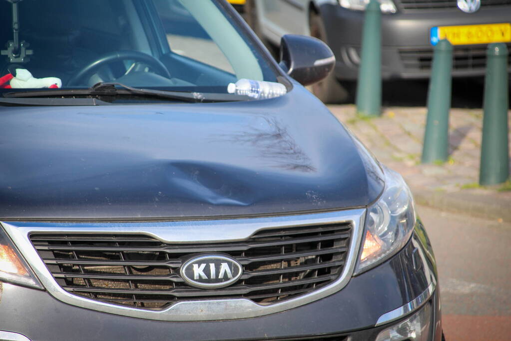 Fietser en automobilist in botsing