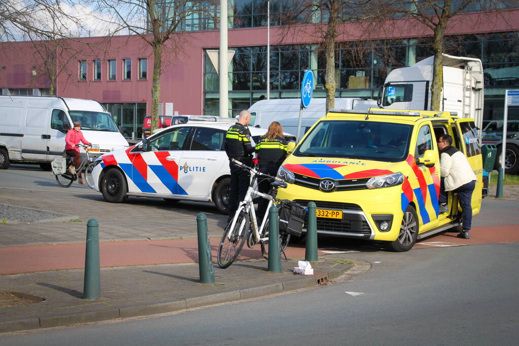 Fietser en automobilist in botsing