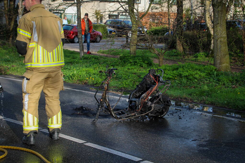 Scooter vliegt in brand na valpartij, bestuurder gewond