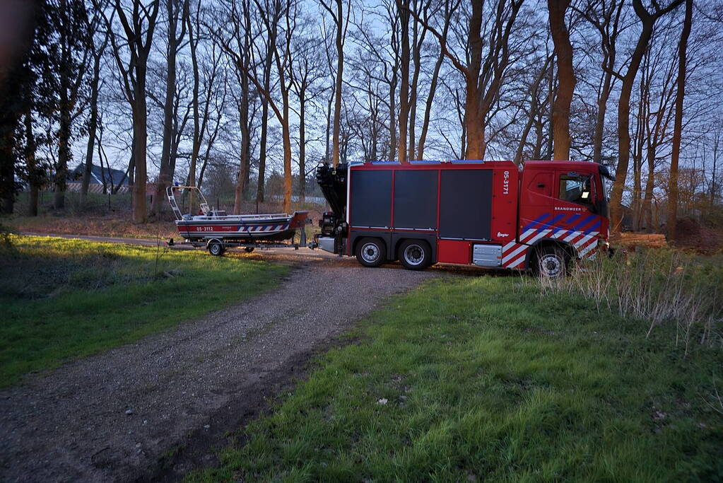 Brandweer schiet vastzittende personen op voetpont te hulp