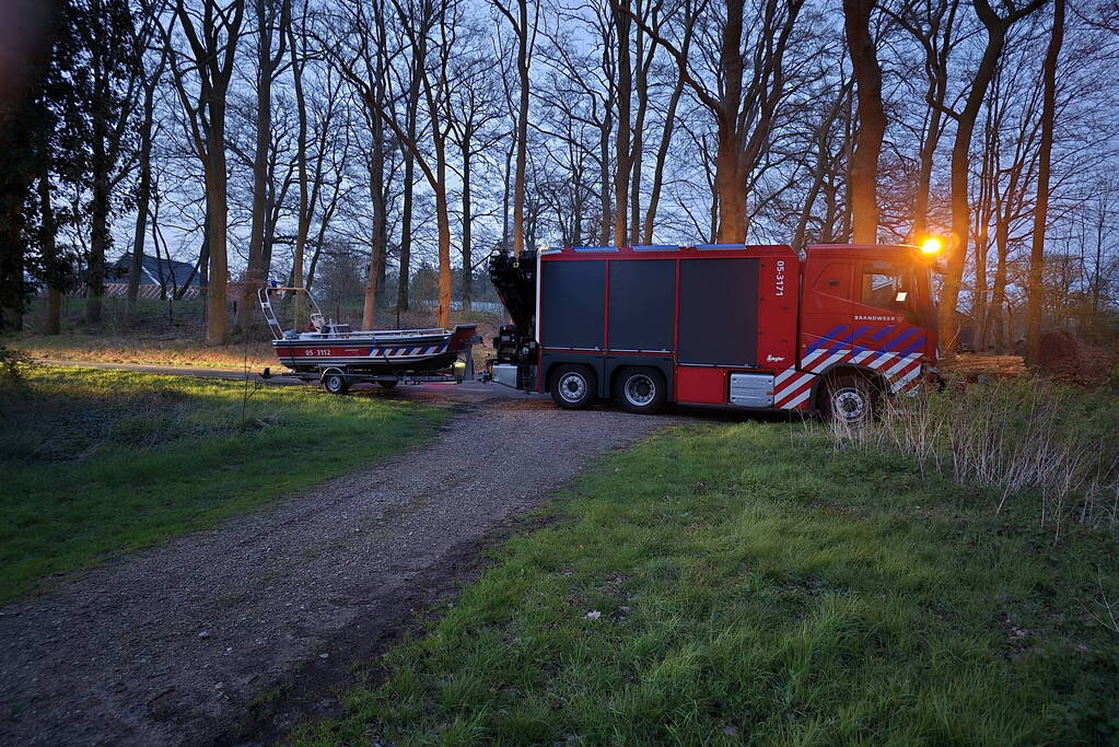 Brandweer schiet vastzittende personen op voetpont te hulp