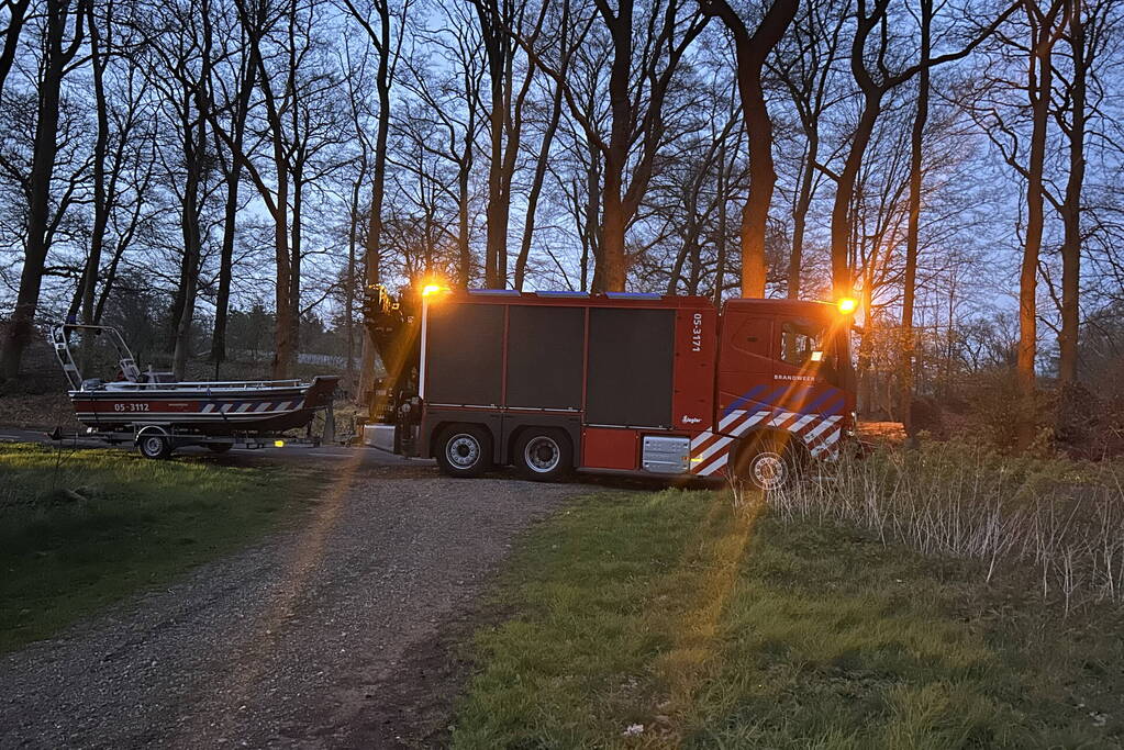 Brandweer schiet vastzittende personen op voetpont te hulp