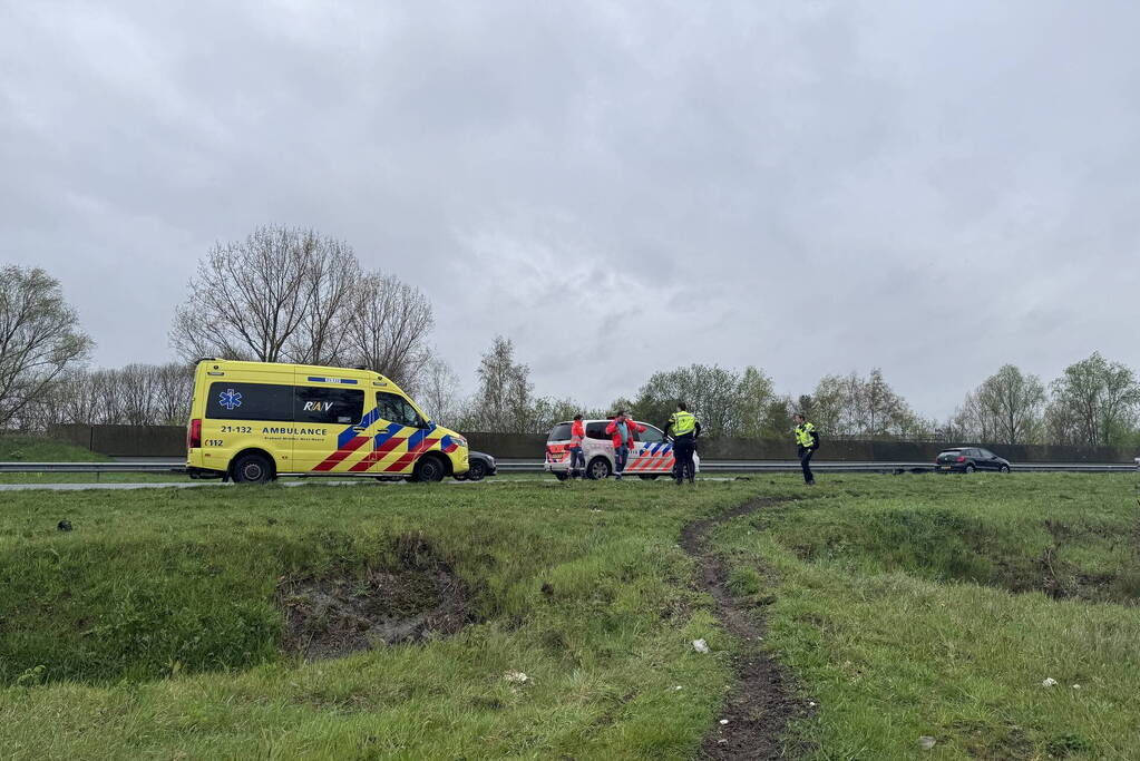 Bestelbus botst op geleiderail