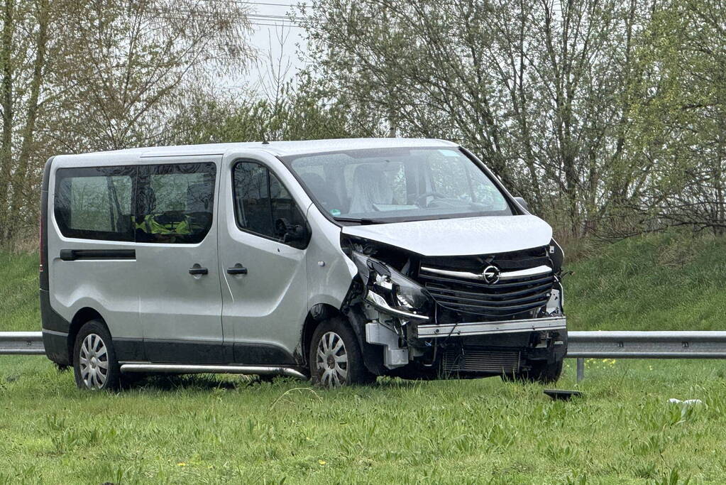 Bestelbus botst op geleiderail