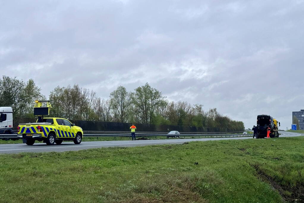 Bestelbus botst op geleiderail