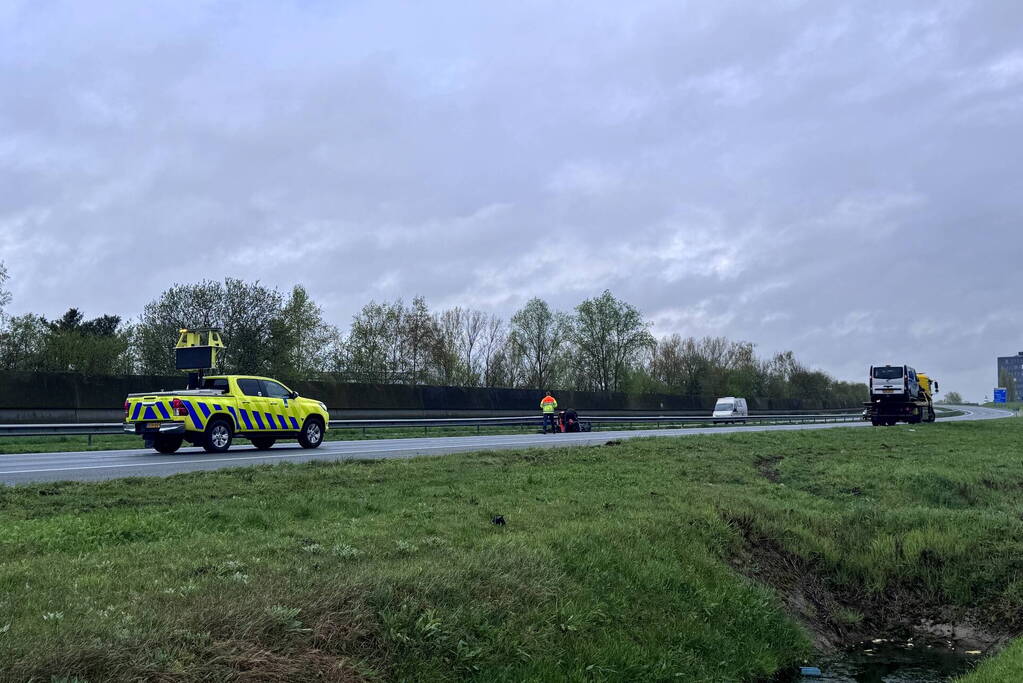 Bestelbus botst op geleiderail