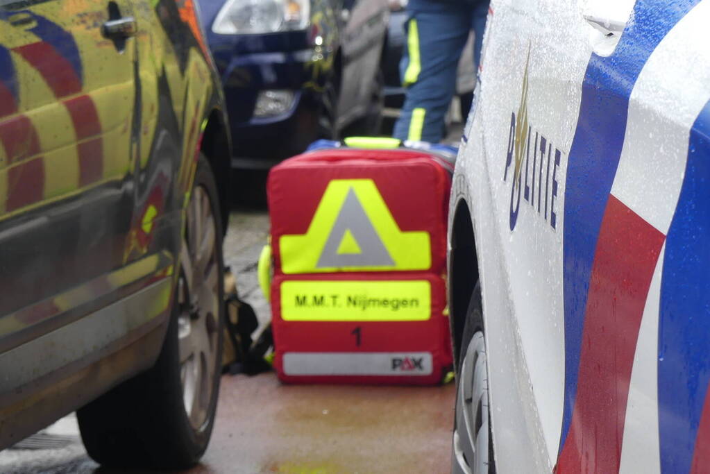 Man zwaargewond na steekpartij op oprit