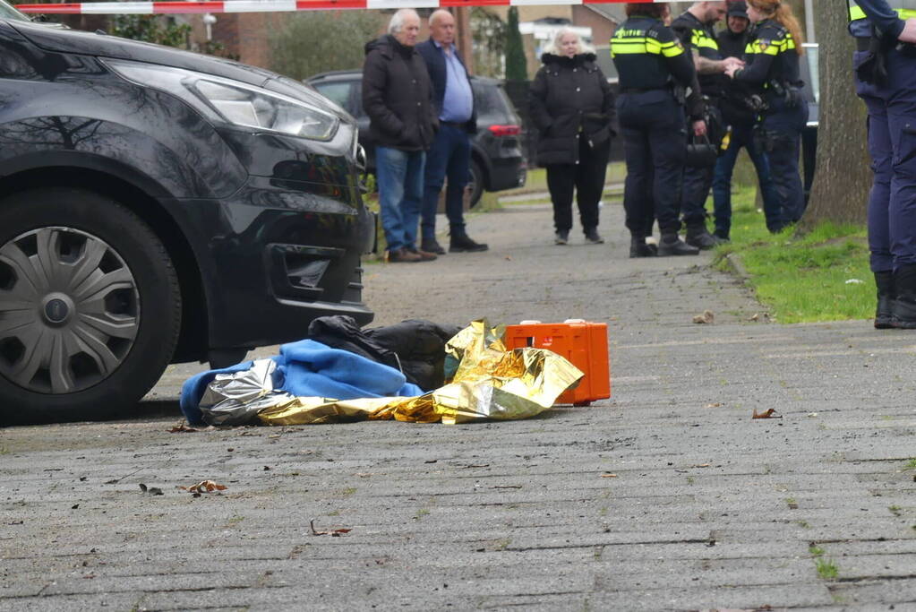 Man zwaargewond na steekpartij op oprit