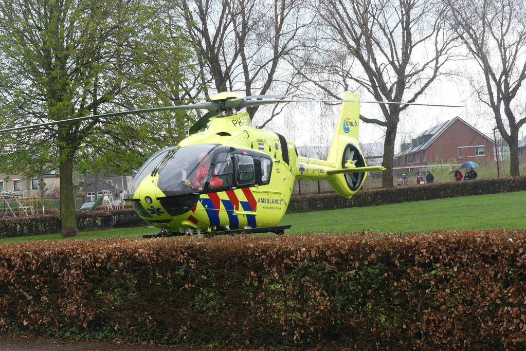 Man zwaargewond na steekpartij op oprit