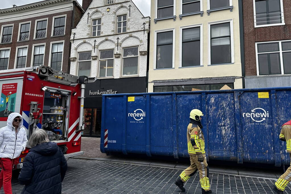 Brandweer groots ingezet voor brand in kledingwinkel