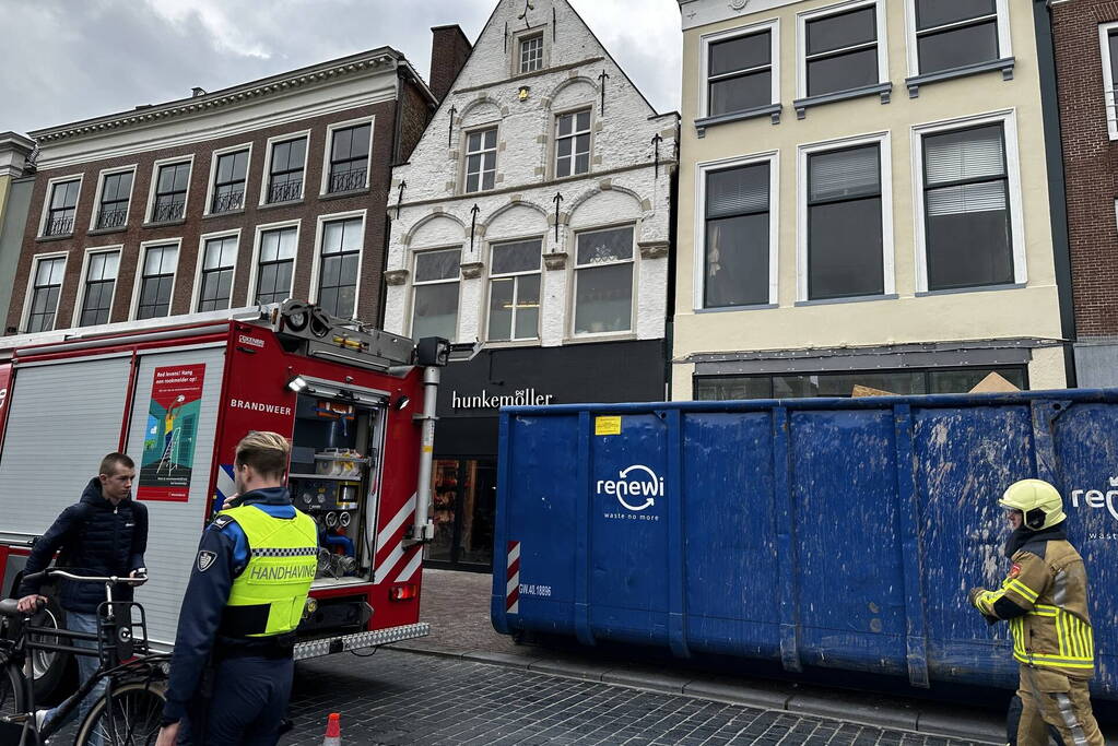 Brandweer groots ingezet voor brand in kledingwinkel