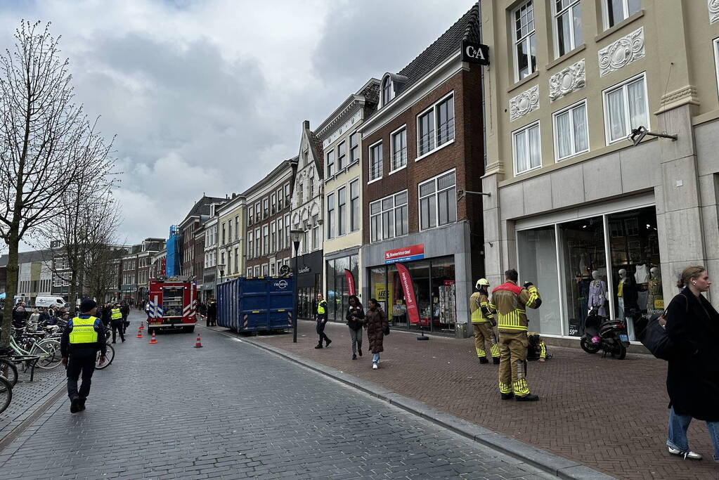 Brandweer groots ingezet voor brand in kledingwinkel