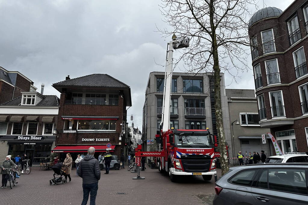 Brandweer groots ingezet voor brand in kledingwinkel