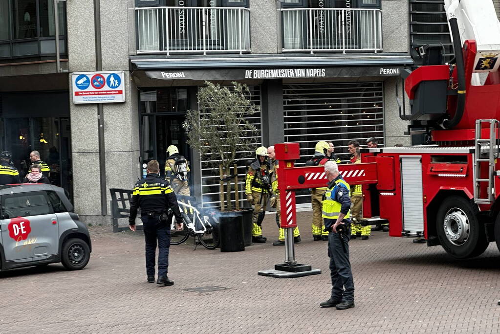 Brandweer groots ingezet voor brand in kledingwinkel