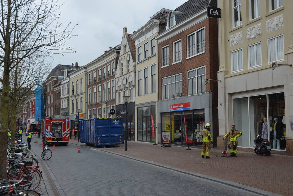 Brandweer groots ingezet voor brand in kledingwinkel