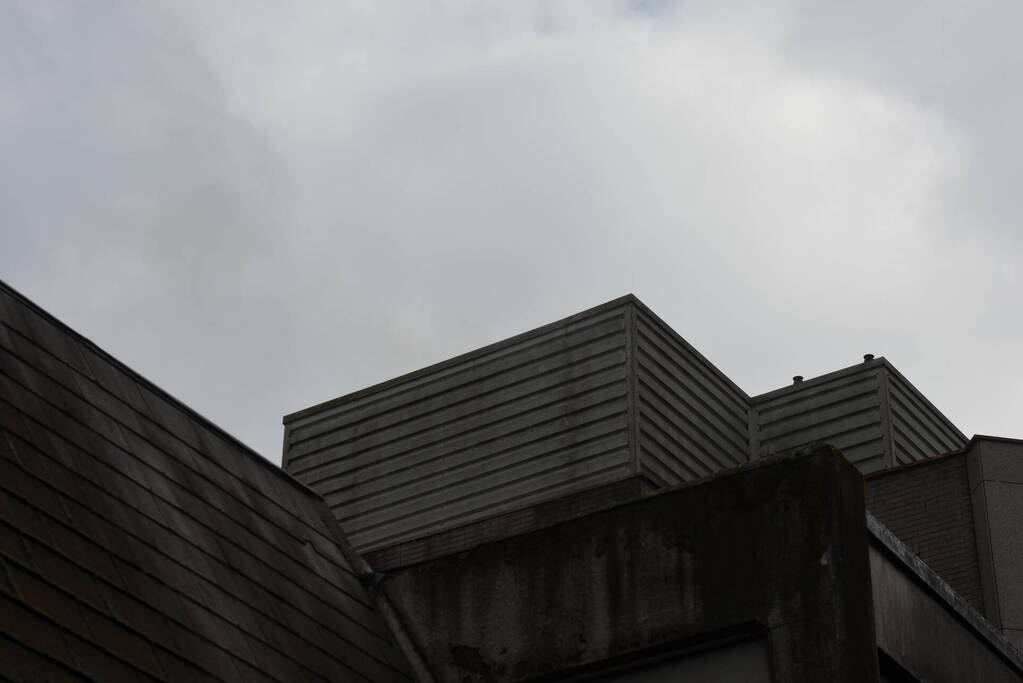 Brandweer groots ingezet voor brand in kledingwinkel