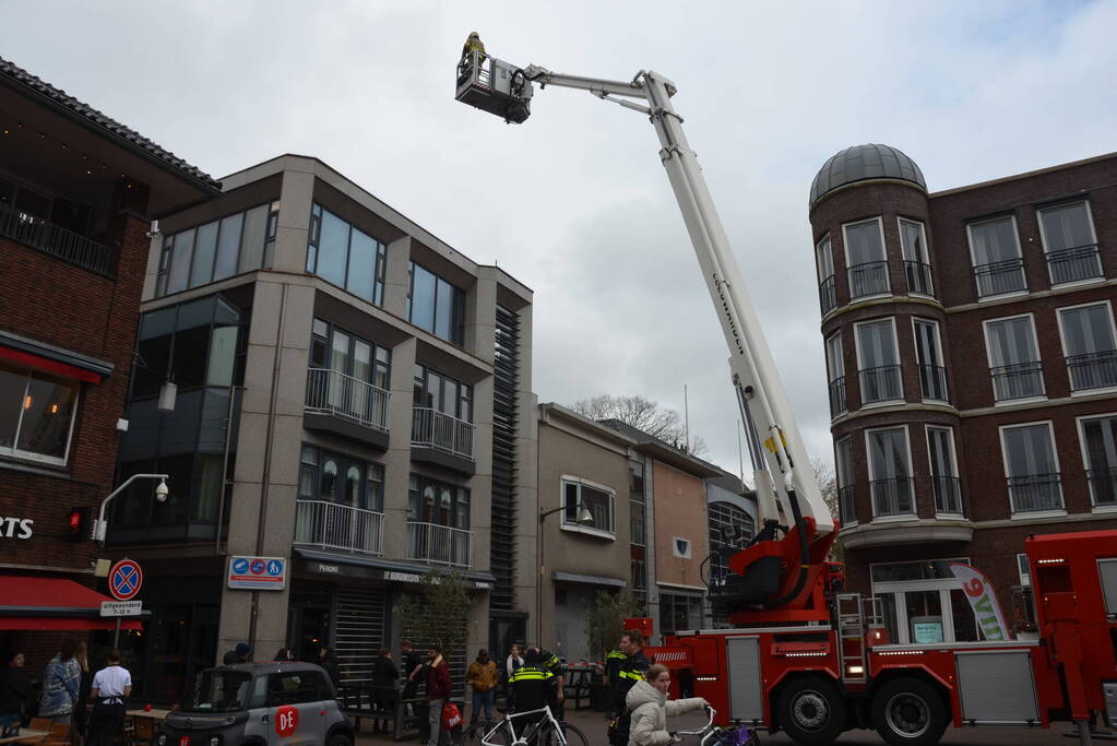 Brandweer groots ingezet voor brand in kledingwinkel