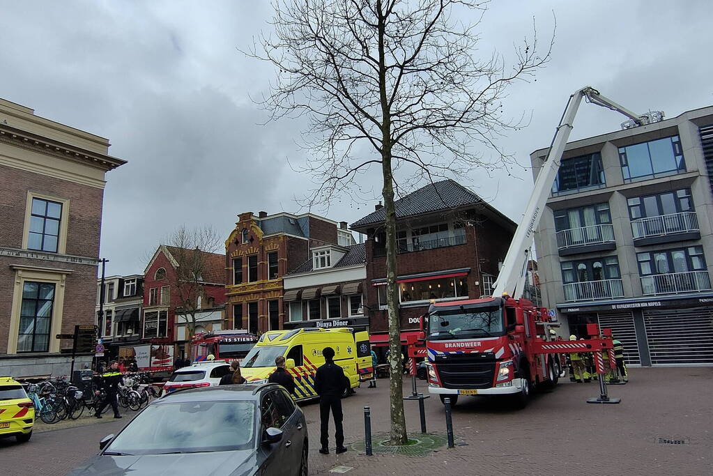 Brandweer groots ingezet voor brand in kledingwinkel