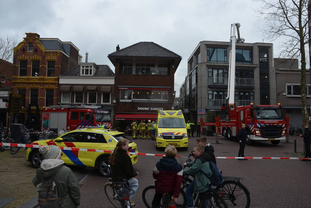 Brandweer groots ingezet voor brand in kledingwinkel