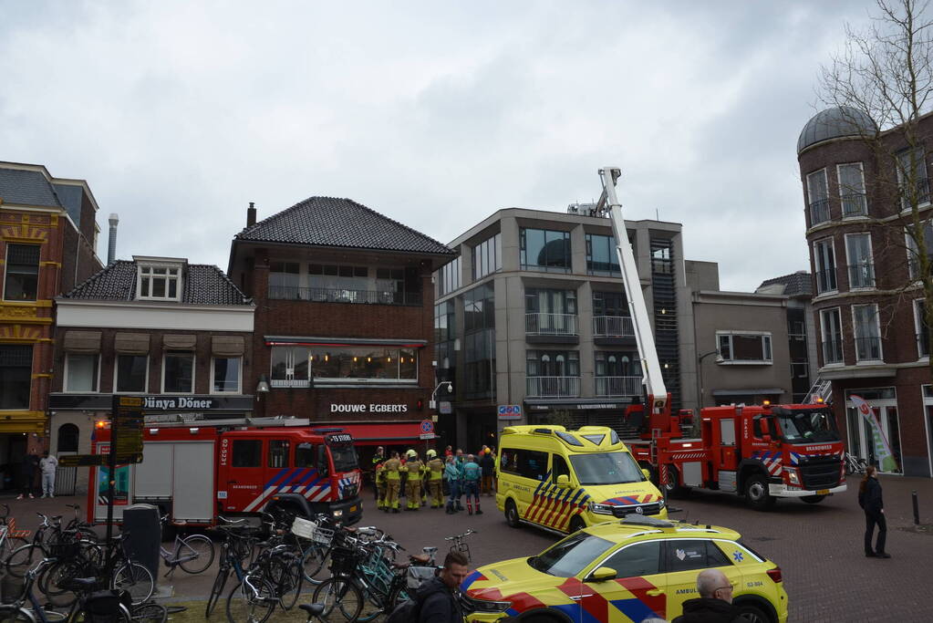 Brandweer groots ingezet voor brand in kledingwinkel