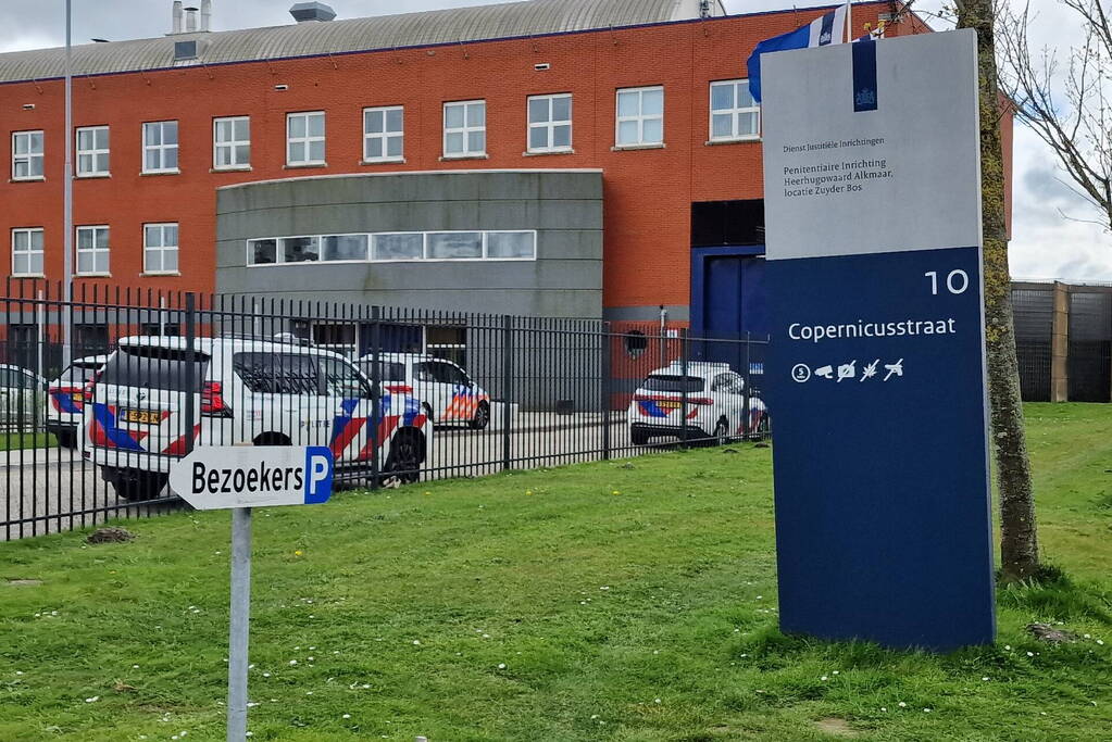 Gevangene gegijzeld twee mede gedetineerden