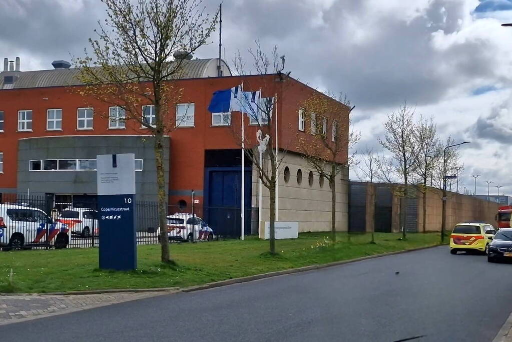 Gevangene gegijzeld twee mede gedetineerden