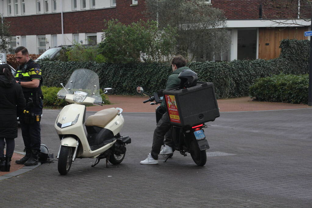 Scooters in botsing op kruising