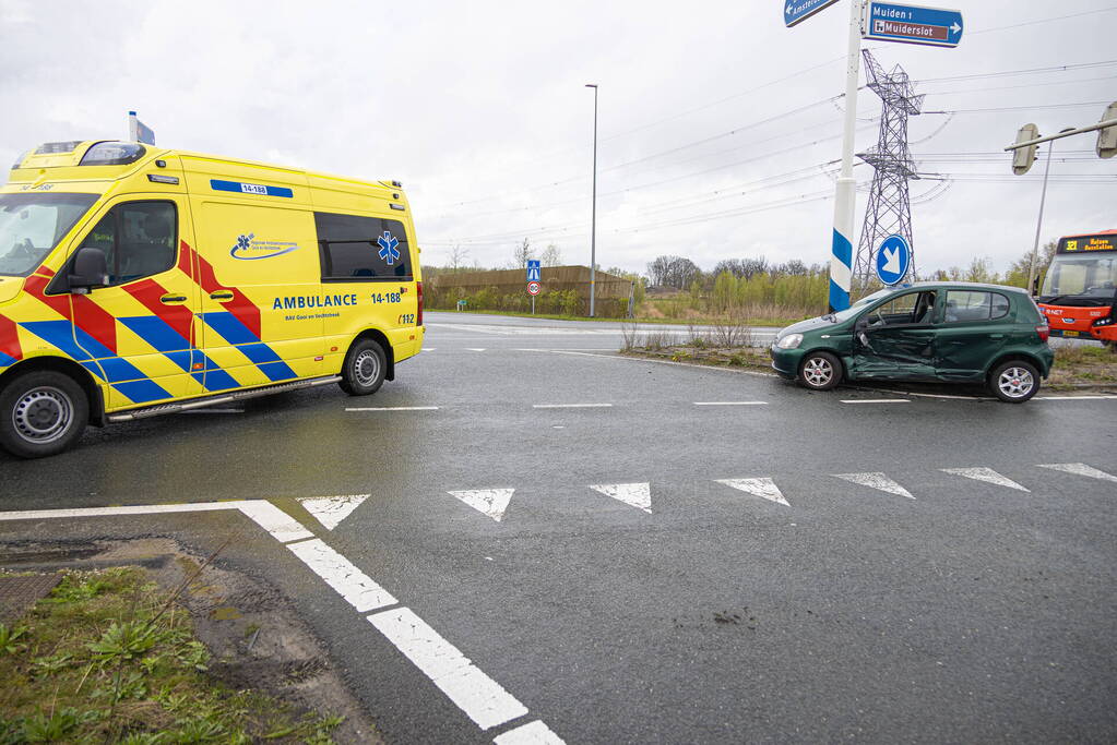 Twee auto's botsen op elkaar