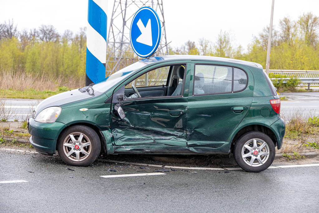 Twee auto's botsen op elkaar