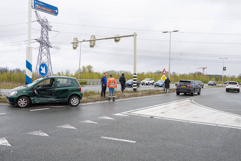 Twee auto's botsen op elkaar