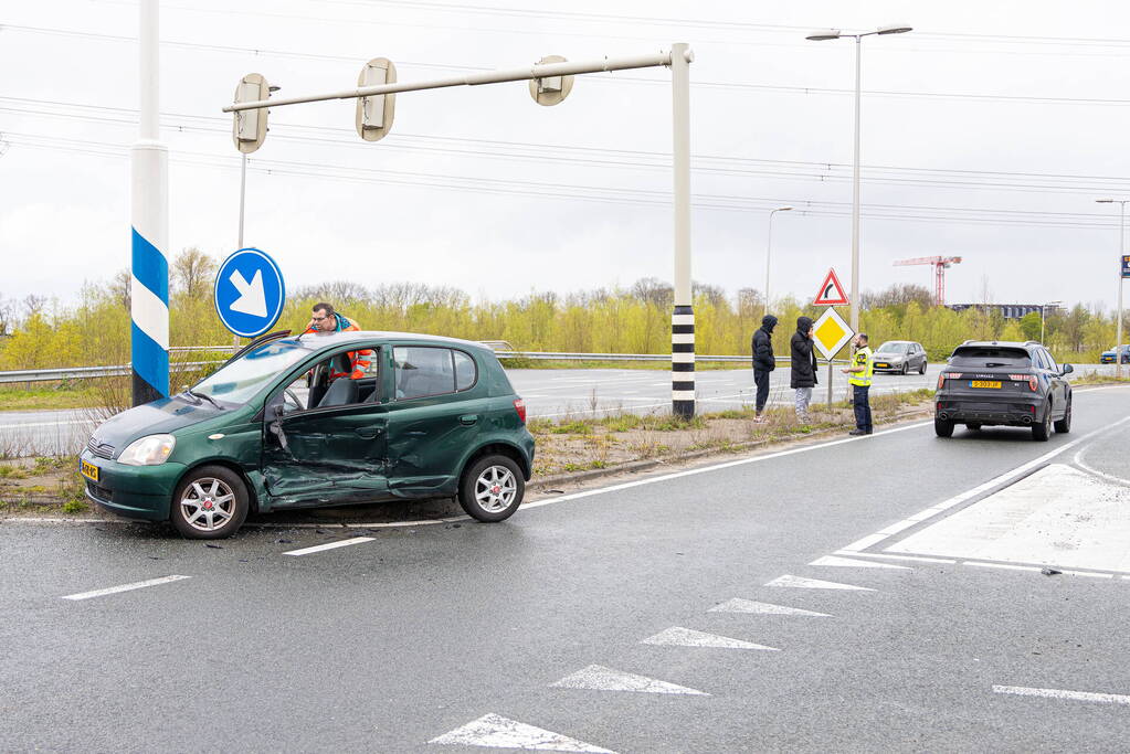 Twee auto's botsen op elkaar