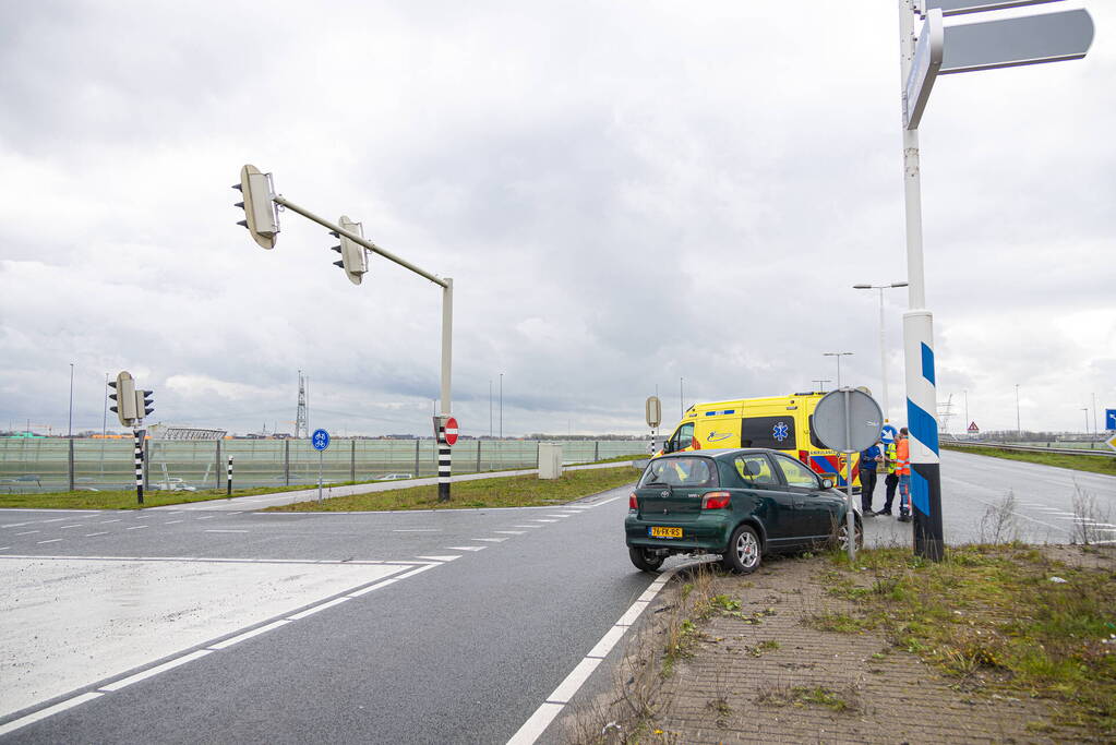 Twee auto's botsen op elkaar