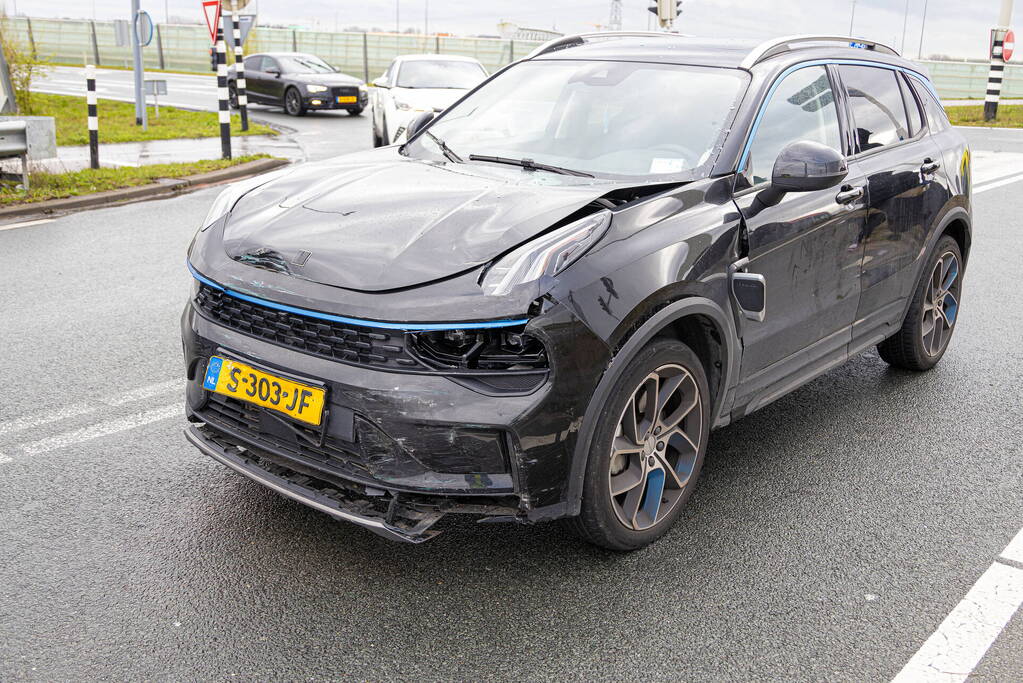 Twee auto's botsen op elkaar