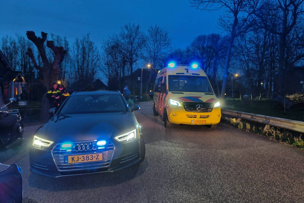 Persoon uit te water geraakte brommobiel gered