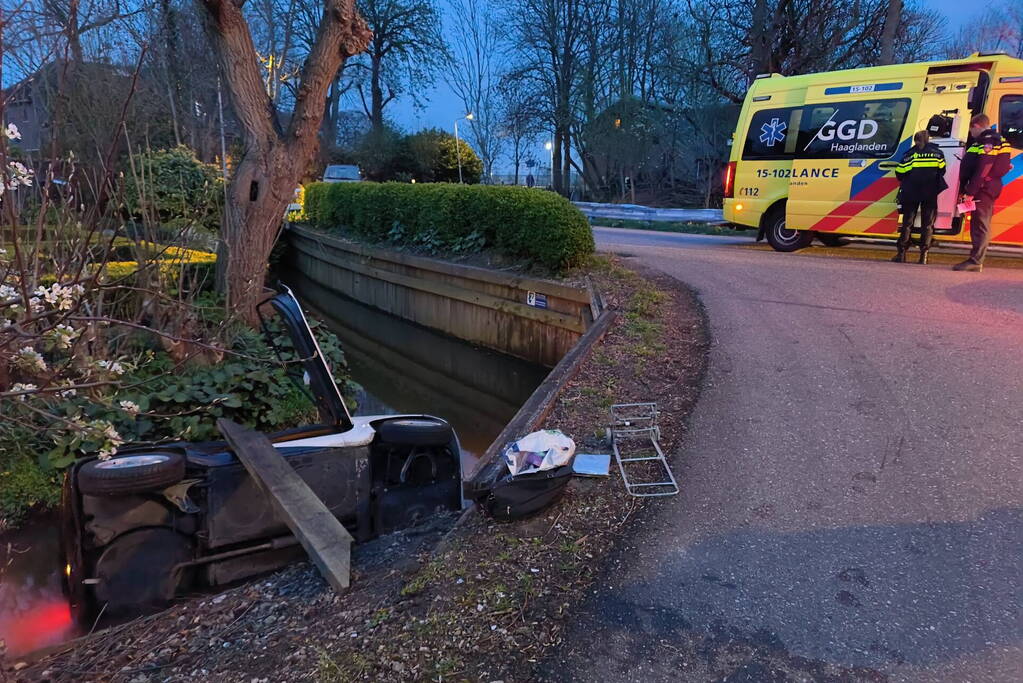 Persoon uit te water geraakte brommobiel gered